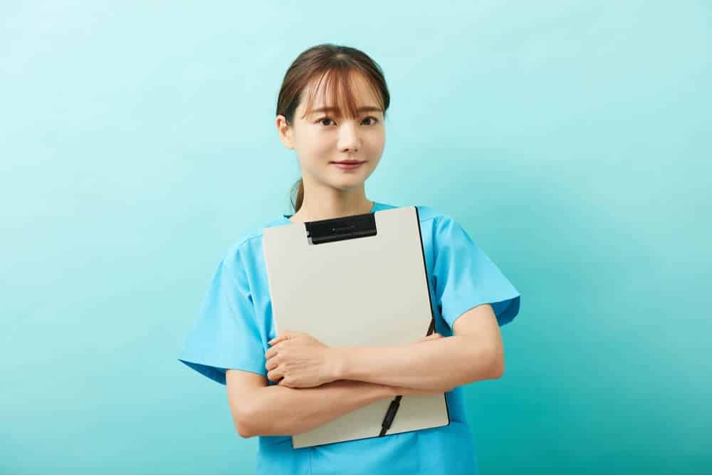 ハムラ法を失敗しない為のポイントを説明する看護師