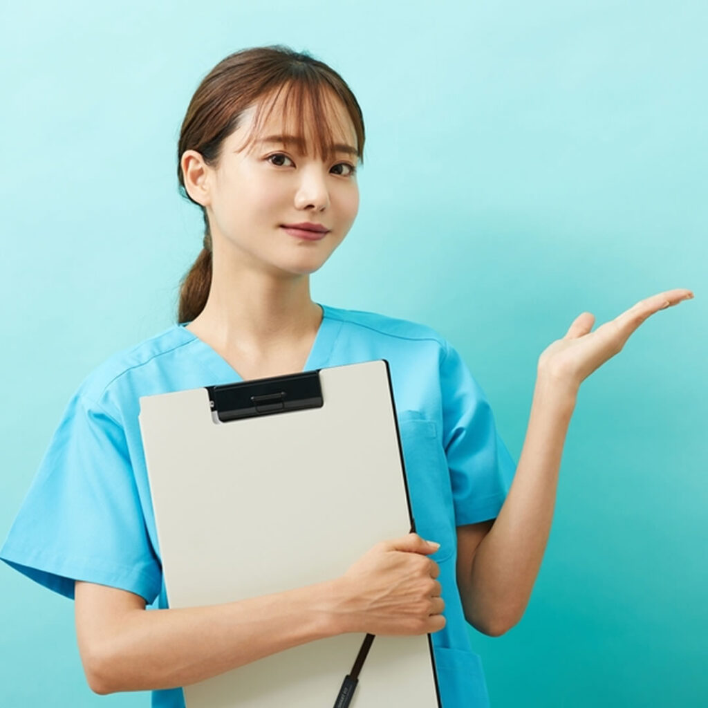 リスクの説明をする看護師