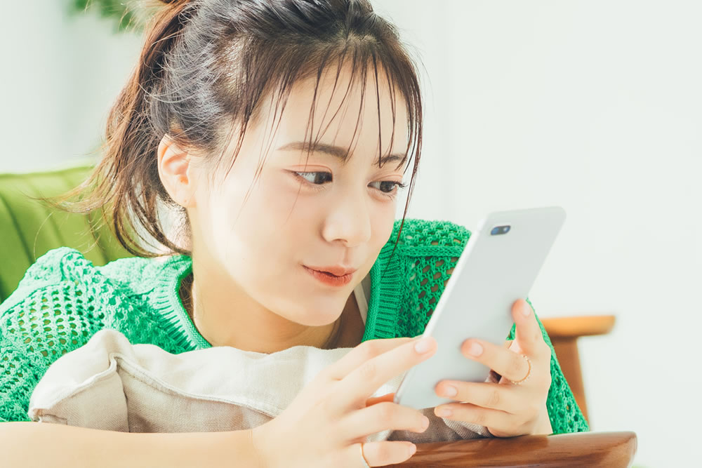 福岡で鼻整形のクリニックを調べている女性