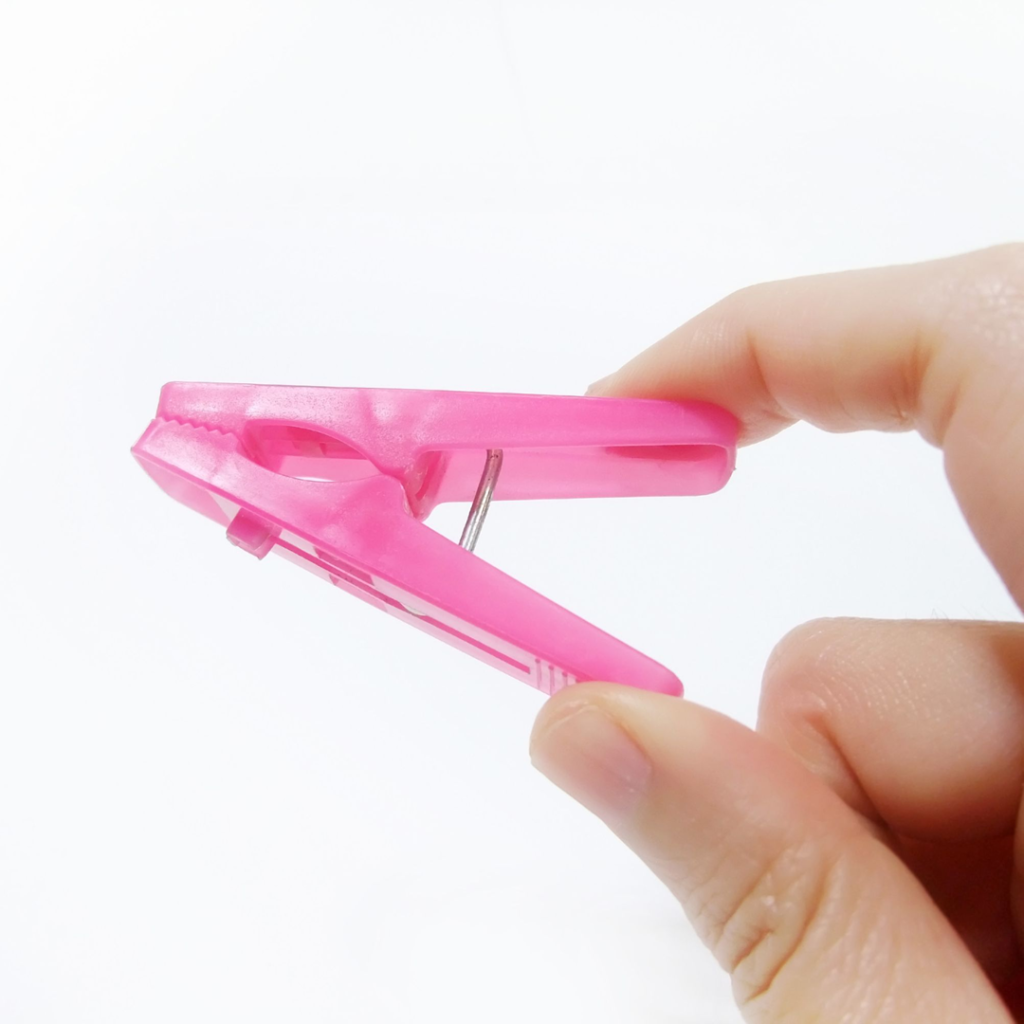 洗濯ばさみを持っている女性